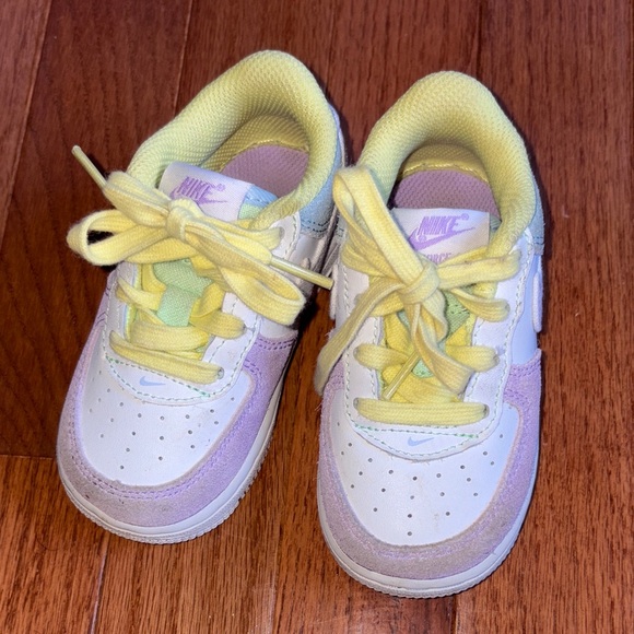 Easter Pastel Nike Toddler Shoes l - Picture 5 of 6